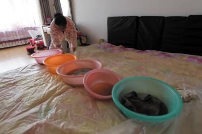 个旧楼上漏水，住户失联，小区没物管，业主维权难！律师来支招……